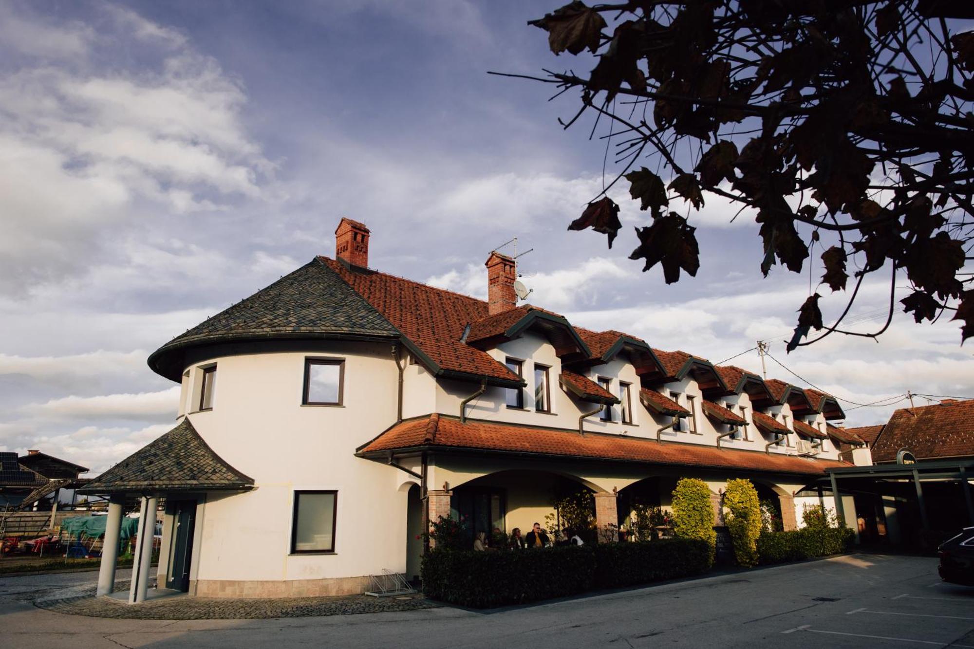 Bed and Breakfast Hisa Putr Trzin Экстерьер фото